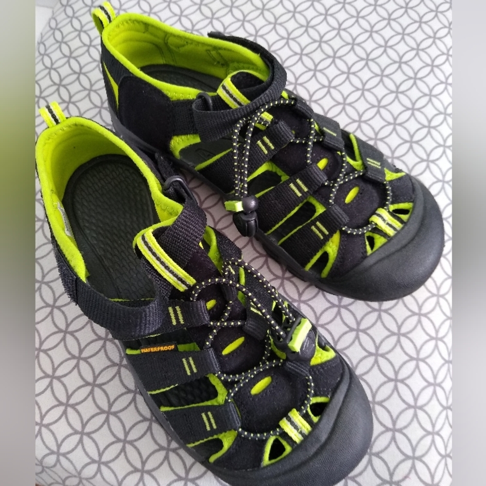 NEW Kids black Keen Newport H2 sandals sz 5 youth
